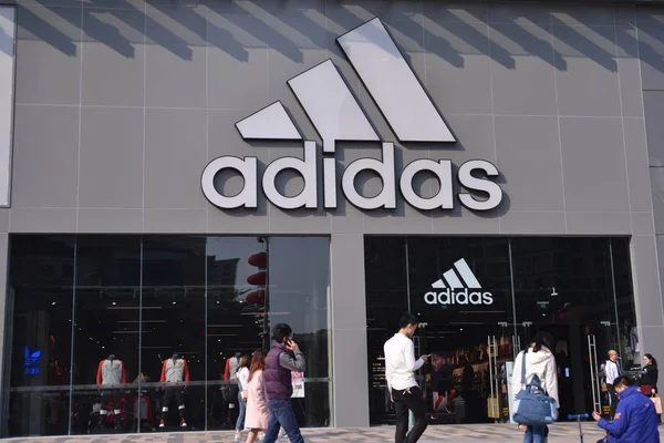 Pedestres Passam Por Uma Loja Adidas Cidade Shenzhen Província Guangdong — Fotografia de Stock