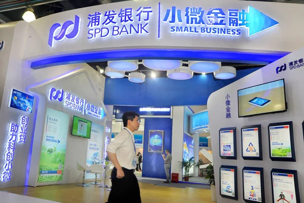 Gente Visita Stand Del Spd Bank Shanghai Pudong Development Bank — Foto de Stock