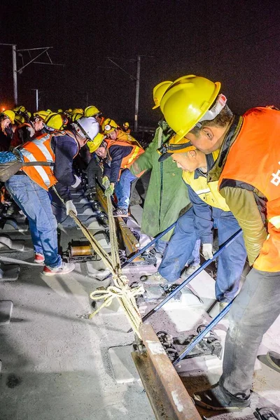 Chinesische Arbeiter Arbeiten Auf Der Baustelle Der Hochgeschwindigkeitsbahn Zwischen Baoji — Stockfoto