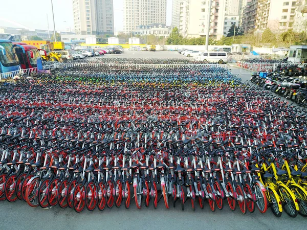 Fahrräder Der Chinesischen Fahrradverleihdienste Mobike Orange Ofo Gelb Und Xiaoming — Stockfoto