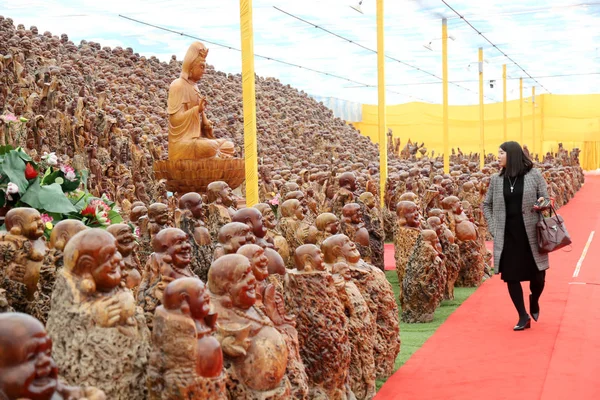 Посетитель Смотрит Статуи Будды Вырезанные Мёртвыми Деревьями Дзюдо Которые Выставлены — стоковое фото