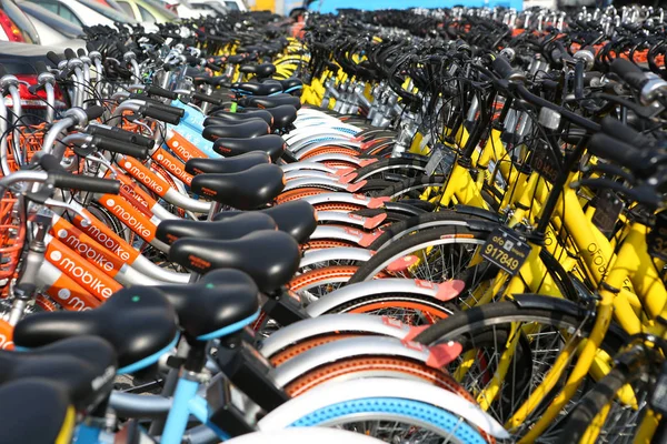 Ποδήλατα Κινεζική Ποδήλατο Διαμοιρασμού Υπηρεσιών Mobike Πορτοκαλί Ofo Κίτρινο Και — Φωτογραφία Αρχείου