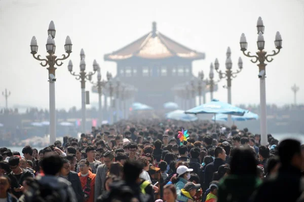 Folle Turisti Sono Visti Allo Sbarco Qingdao Durante Festa Del — Foto Stock