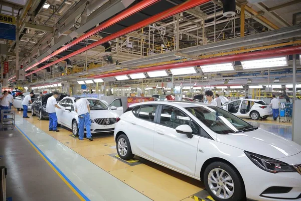 Trabajadores Fábricas Chinas Ensamblan Automóviles Buick Línea Montaje Una Planta — Foto de Stock