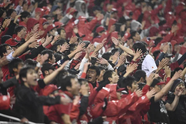 Tifosi Calcio Coraggiosi Pioggia Gridare Slogan Mostrare Sostegno Diamanti Rossi — Foto Stock