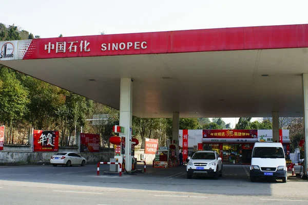 View Gas Station Sinopec Yichang City Central China Hubei Province — стоковое фото