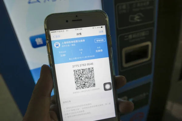 Passenger Buys Subway Ticket Chinese Online Payment Service Alipay Alibaba — Stock Photo, Image