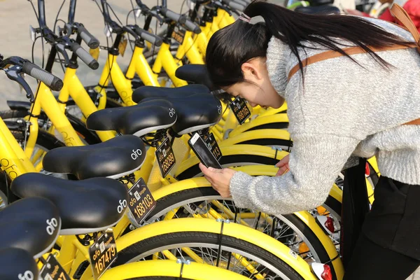 Étudiant Utilise Application Partage Vélos Chinois Ofo Sur Son Smartphone — Photo