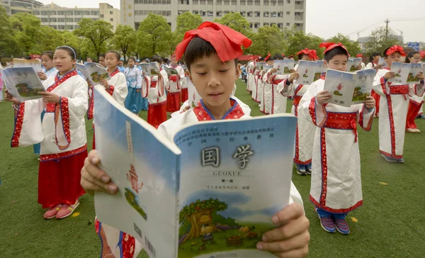 Des Élèves Chinois Vêtus Costumes Traditionnels Lisent Des Classiques Chinois — Photo