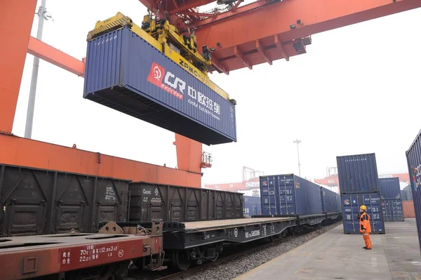 Chinese Worker Watches Container China Railway Express Being Loaded Train — Stock Photo, Image