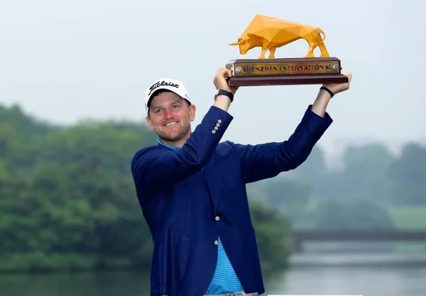 Bernd Wiesberger Austria Holds His Trophy Winning 2017 Shenzhen International — стоковое фото