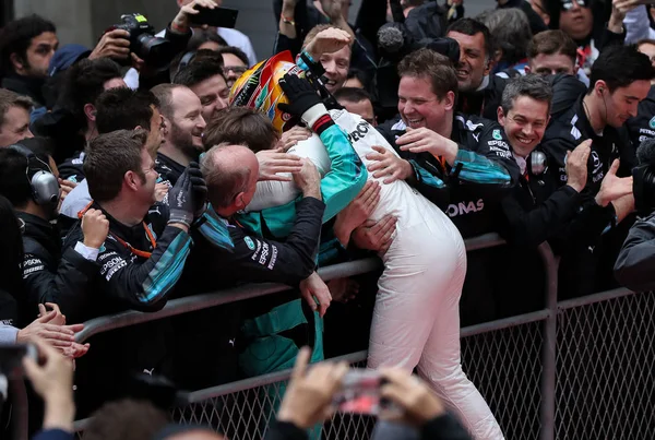 Βρετανική Οδηγό Lewis Hamilton Της Mercedes Πανηγυρίζει Μετά Νίκη 2017 — Φωτογραφία Αρχείου