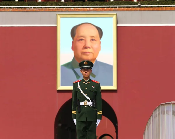 Ένας Κινέζος Παραστρατιωτικός Φύλακας Φρουρούν Μπροστά Από Τιάννννννννννννον Μπροστά Από — Φωτογραφία Αρχείου