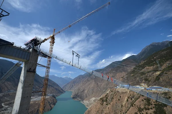 Des Travailleurs Chinois Travaillent Sur Chantier Construction Pour Installer Câble — Photo