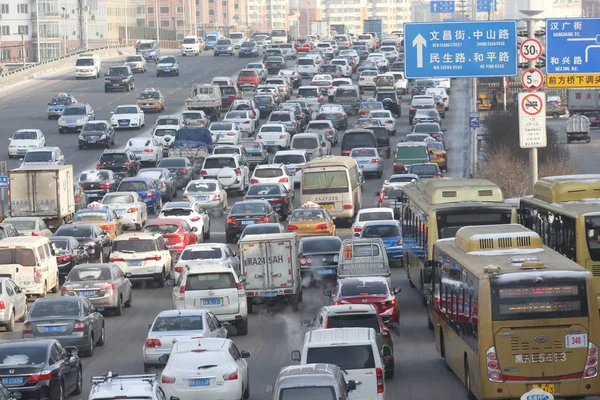 Masas Vehículos Mueven Lentamente Una Carretera Ciudad Harbin Provincia Heilongjiang — Foto de Stock