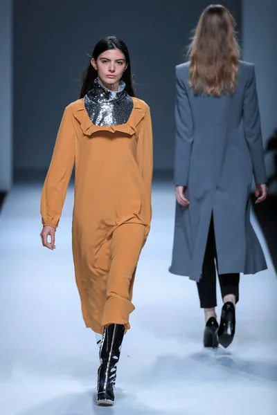 Modell Visar Skapelse Modevisning Anirac Den Shanghai Mode Vecka Höst — Stockfoto