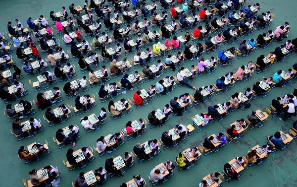 Children Parents Play Chess Together Elementary School Its Open Day — Stock Photo, Image