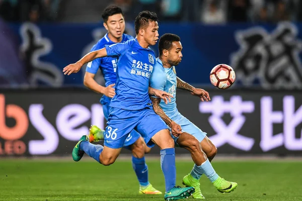 Brazilian Football Player Alex Teixeira Jiangsu Suning Right Challenges Huang — Stock Photo, Image