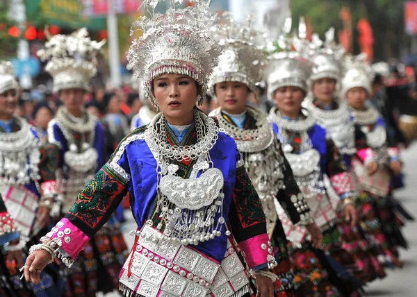 전통적인 먀오족 민족의 Headwears 먀오족 중국의 Gui에에서 먀오족 축제를 퍼레이드에 — 스톡 사진