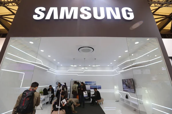Les Gens Visitent Stand Samsung Lors Exposition Mondiale Électroménager Électronique — Photo