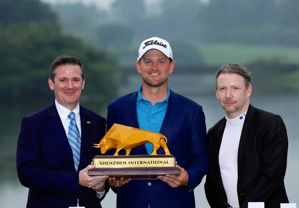 Bernd Wiesberger Austria Center Holds His Trophy Winning 2017 Shenzhen — стоковое фото