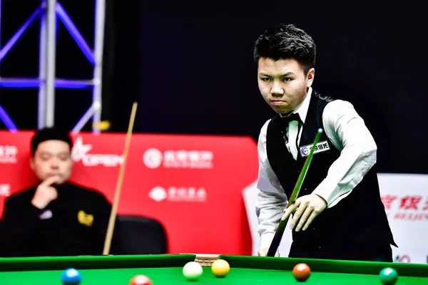 Zhou Yuelong China Joga Tiro Para Ding Junhui China Sua — Fotografia de Stock