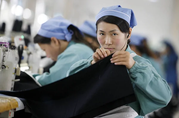 Trabajadoras Chinas Cosen Ropa Para Exportarla Países Del Sudeste Asiático —  Fotos de Stock