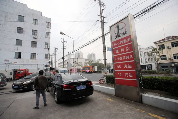 Trabajador Chino Repostará Automóvil Una Gasolinera Sinopec Shanghái China Noviembre — Foto de Stock