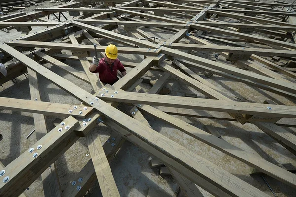 Trabajador Chino Trabaja Sitio Construcción Una Montaña Rusa Madera Parque —  Fotos de Stock