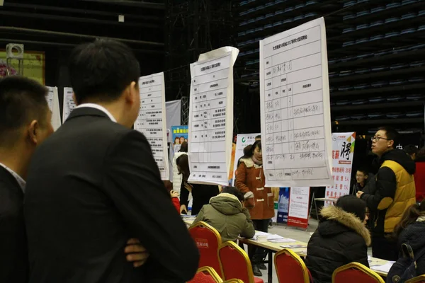 中国の求職は 2017 日中国北東部の黒龍江省大慶市就職フェアで雇用を探す — ストック写真