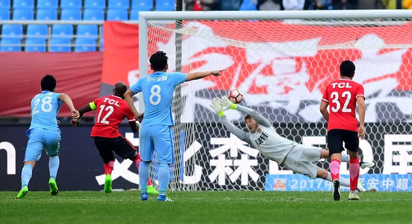 Zambijský Fotbalový Hráč James Chamanga Kdo Vyhraje Liaoning Hraje Trestné — Stock fotografie