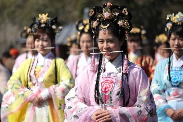 Kinesiska Tour Guider Klädda Traditionella Han Kostymer Bita Ätpinnar Att — Stockfoto