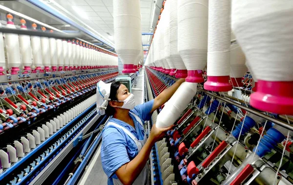 Čínský Pracovník Řídí Produkci Příze Textilním Závodě Xiayi County Středočínské — Stock fotografie