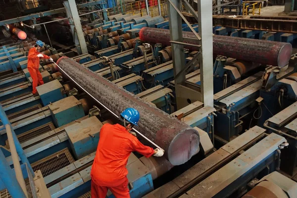 Китайские Рабочие Измеряют Производство Стали Заводе Dongbei Special Steel Group — стоковое фото