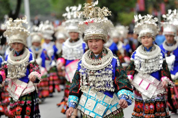 Meninas Chinesas Minoria Étnica Miao Vestidas Com Roupas Tradicionais Decoradas — Fotografia de Stock