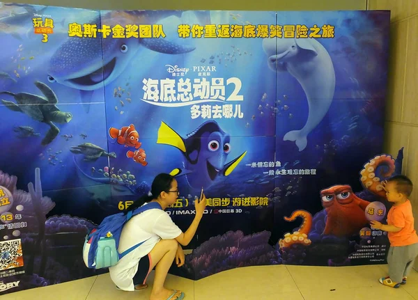 Китайский Кинозритель Фотографирует Плакат Американского Анимационного Фильма Поисках Дори Кинотеатре — стоковое фото