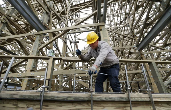 Chinese Worker Labors Construction Site Wooden Roller Coaster Chengdu Happy — Stock Photo, Image