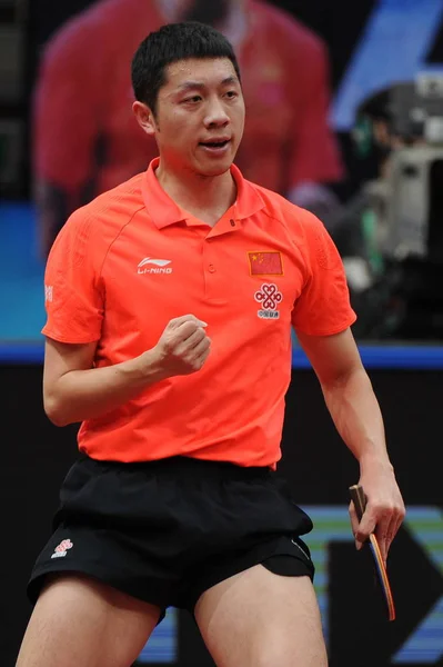 中国の Xin シーマスター 国際卓球連盟 アジア卓球選手権 2017 と無錫市 中国東部の江蘇省 2017 日の間に彼らの男子シングルス準々決勝で日本のコキ丹羽に対して得点後に反応します — ストック写真