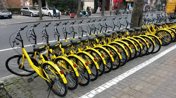 Bicycles Chinese Bike Sharing Services Ofo Lined Road Shanghai China — Stock Photo, Image