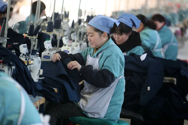 노동자 바느질 동쪽으로 중국의 안후이 2016에서에서 공장에서 아시아 국가에 수출을 — 스톡 사진
