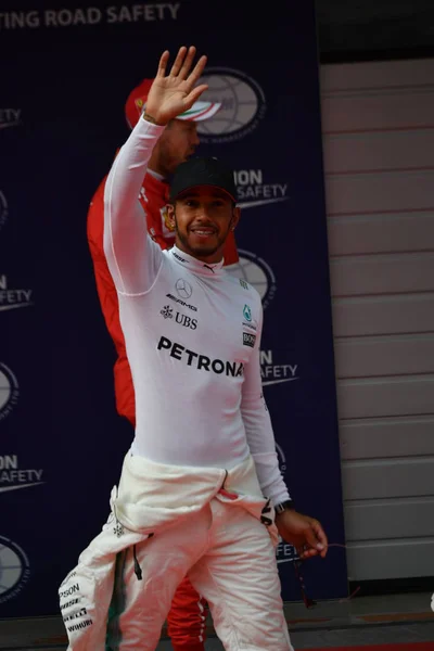 Piloto Britânico Fórmula Lewis Hamilton Mercedes Acena Após Vencer Pole — Fotografia de Stock