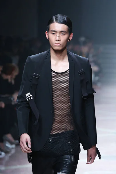 Bir Modeli Yeni Bir Yaratım Les Hommes Defilede Shanghai Moda — Stok fotoğraf