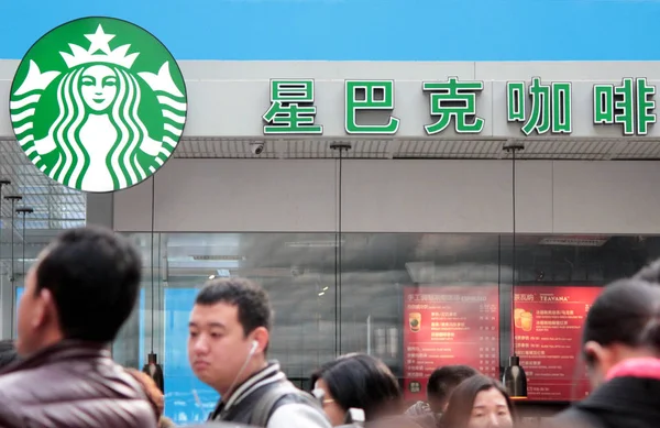 2016年12月26日 中国北京 行人走过星巴克咖啡咖啡馆 — 图库照片