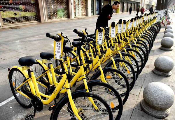 Bestand Een Chinese Man Kijkt Naar Fietsen Van Chinese Fiets — Stockfoto