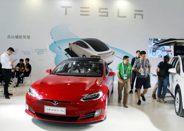 Visitantes Olham Para Carros Elétricos Tesla Show Automóveis Cidade Nanjing — Fotografia de Stock