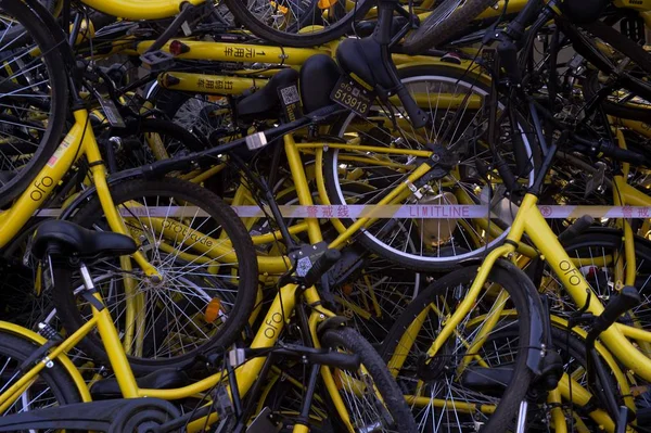 Κατεστραμμένα Ποδήλατα Της Κινεζικής Υπηρεσίας Διαμοιρασμού Ποδηλάτων Ofo Στοιβάζονται Ένα — Φωτογραφία Αρχείου