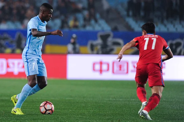 Futbolista Brasileño Ramires Jiangsu Suning Izquierda Pasa Pelota Contra Jugador — Foto de Stock