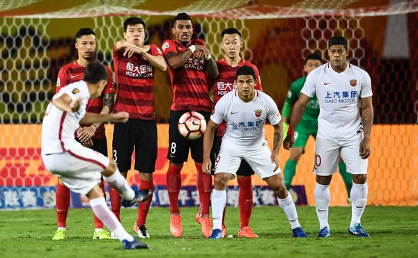 ブラジルのフットボール選手オスカーの上海 Sipg 日中国南部の広東省 広州市の 2017 中国サッカー協会スーパー リーグ Csl の間に彼らの第 ラウンドの試合で広州恒大足球に対してフリーキックを果たしている — ストック写真