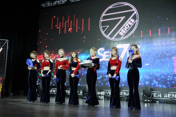 Snh48 7Senses 中国の女の子グループ Snh48 のサブ単位のメンバーは 2017 日を中国 上海で そのデビュー パフォーマンス中に実行します — ストック写真