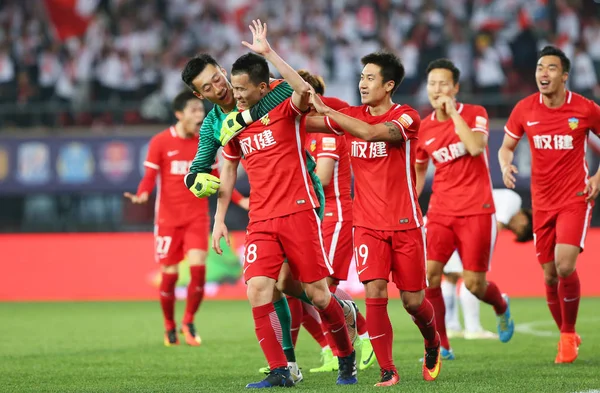 Los Jugadores Tianjin Quanjian Celebran Después Anotar Gol Contra Yanbian — Foto de Stock